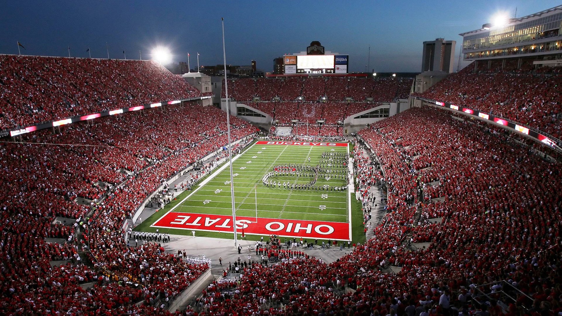 班凯罗闪耀F1新赛季揭幕战之夜，当篮球新星跨界点燃赛车盛宴