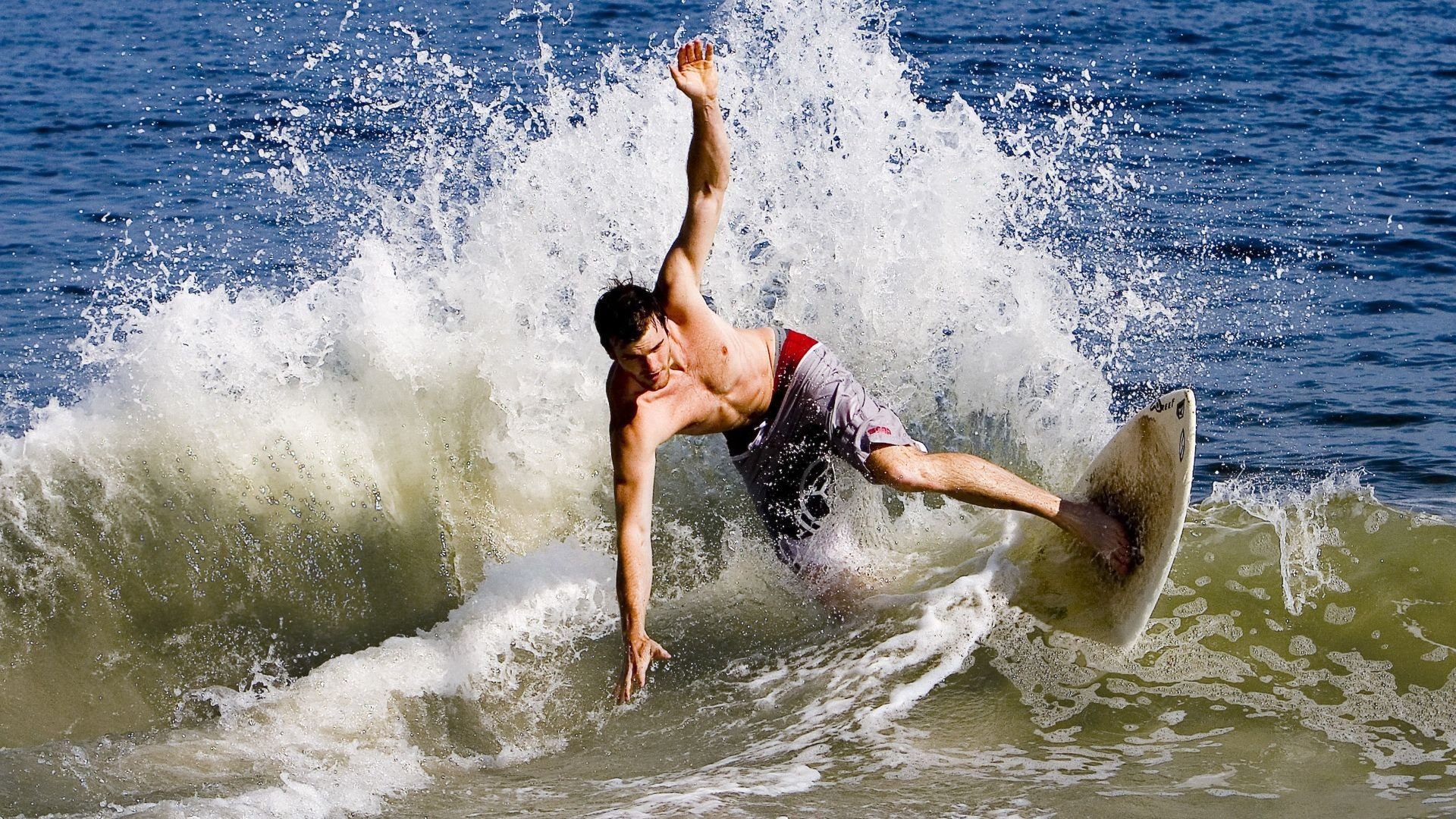 英超争冠之夜，苏亚雷斯扛起全队，用伤疤照亮冠军之路